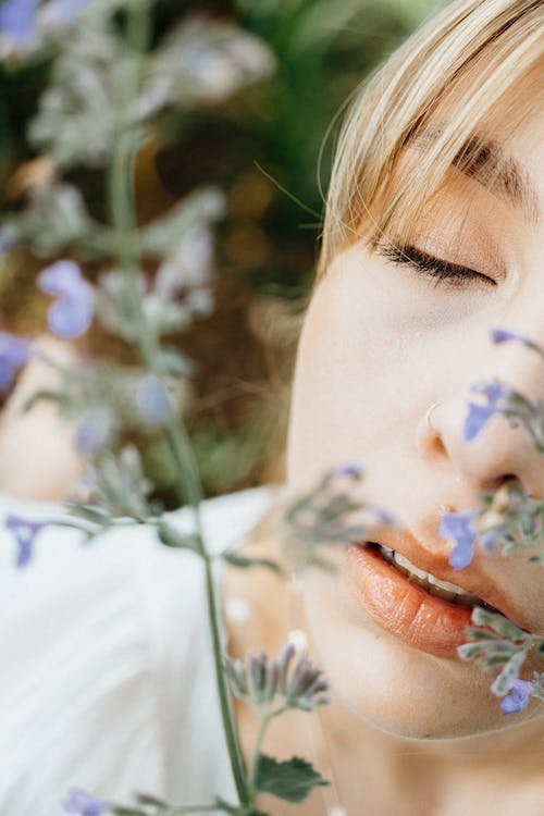 Free Close-up of Woman's Face With Flowers Stock Photo