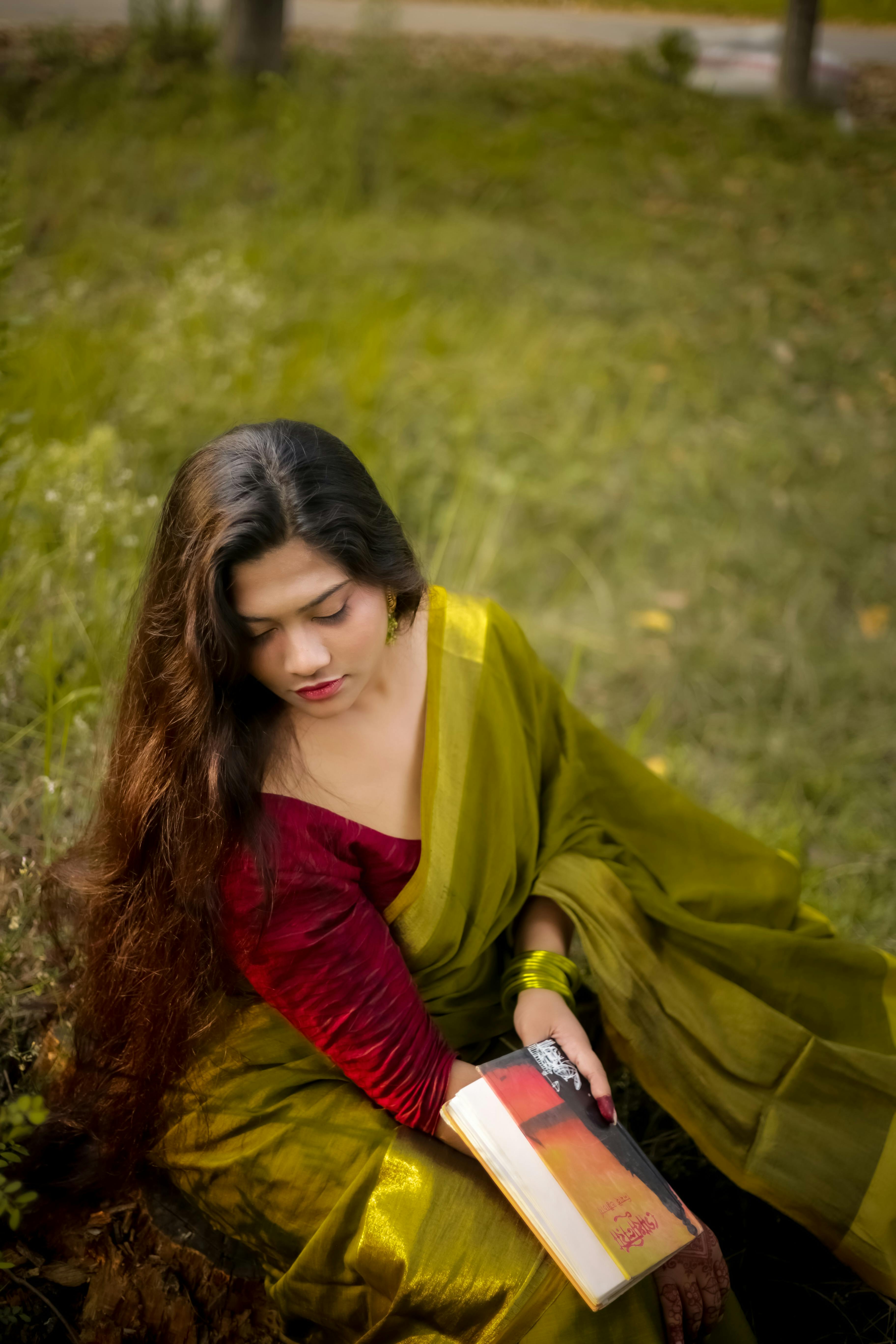 Poses in saree for outdoor photography Stock Photos - Page 1 : Masterfile