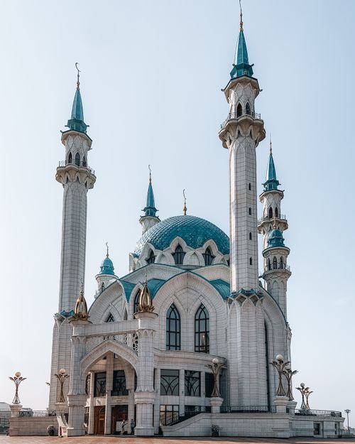 Free Photo of the stunning Kul Sharif Mosque in Kazan, showcasing its blue domes and tall minarets under a clear sky. Stock Photo