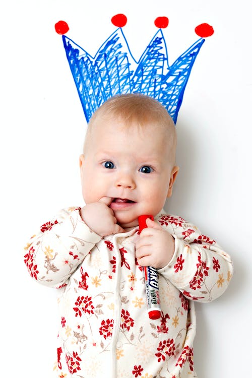 grátis Bebê Em Pijama Floral Branco E Vermelho Foto profissional