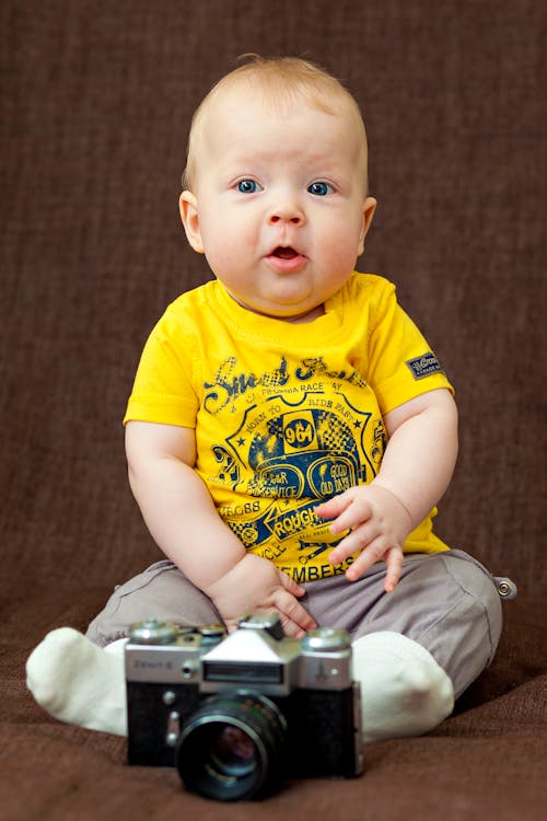 Free Boy in Yellow Crew-neck T-shirt and Gray Bottoms Stock Photo