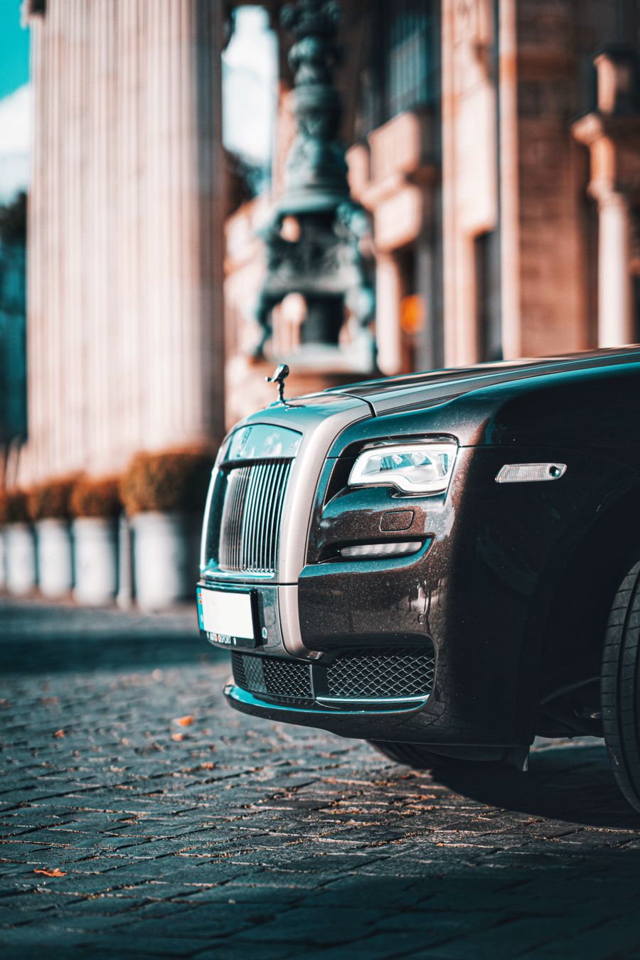 Rolls-Royce noire garée en ville