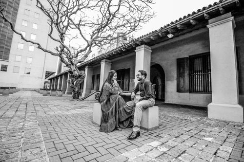 Free A couple enjoying a moment together in a vintage architectural outdoor setting. Stock Photo