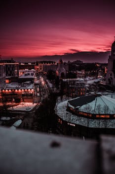 在绚丽的日落天空下，探索迷人的城市景观，展现明亮的街道与建筑