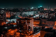 城市景观充满活力，建筑物和街道在夜间灯光下熠熠生辉