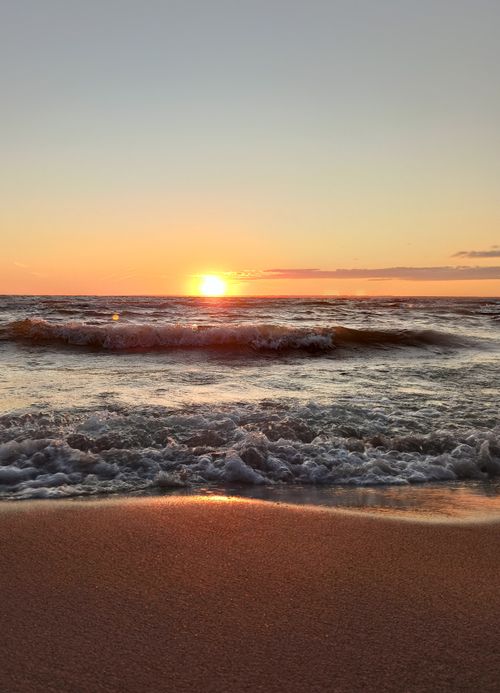 Free Stunning sunset over the waves at Berdsk Beach, Russia, showcasing a serene ocean seascape. Stock Photo