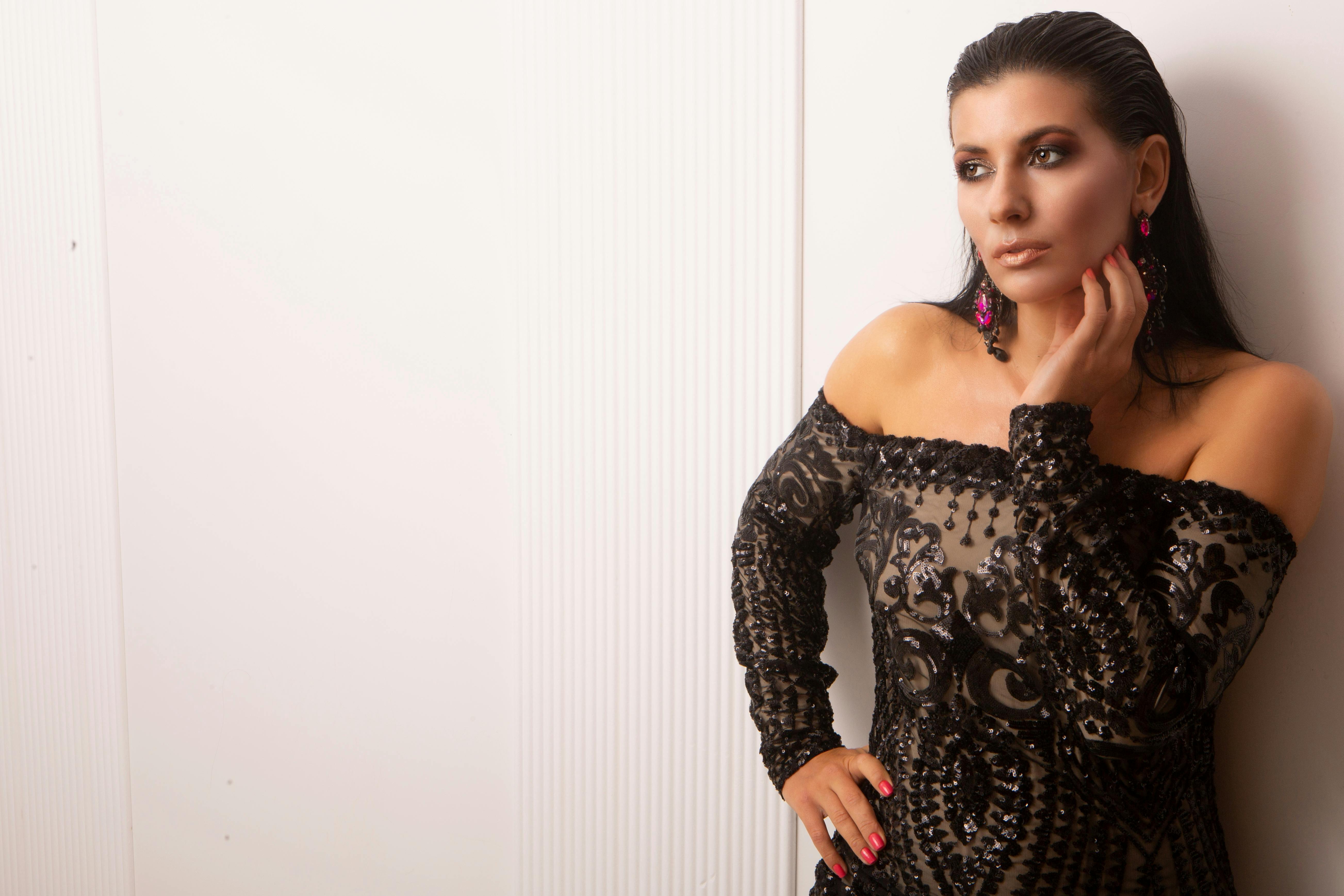Shannon Elizabeth says she made $1.2 million in her first week on OnlyFans — what it says about the new creator economy — Pho