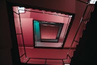 低角度拍摄的螺旋楼梯，配有鲜艳的彩色灯光