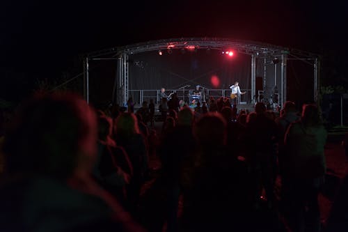 Gratis stockfoto met aan het kijken, buiten, concert