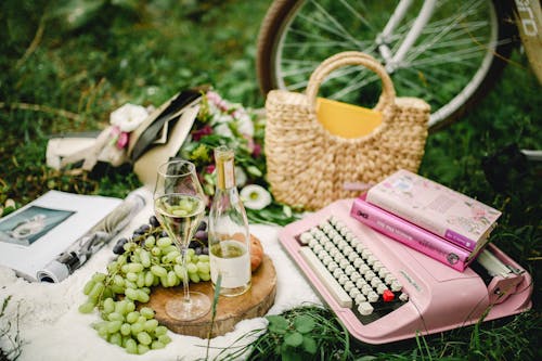 Foto profissional grátis de bolsa, buquê, copo de vinho