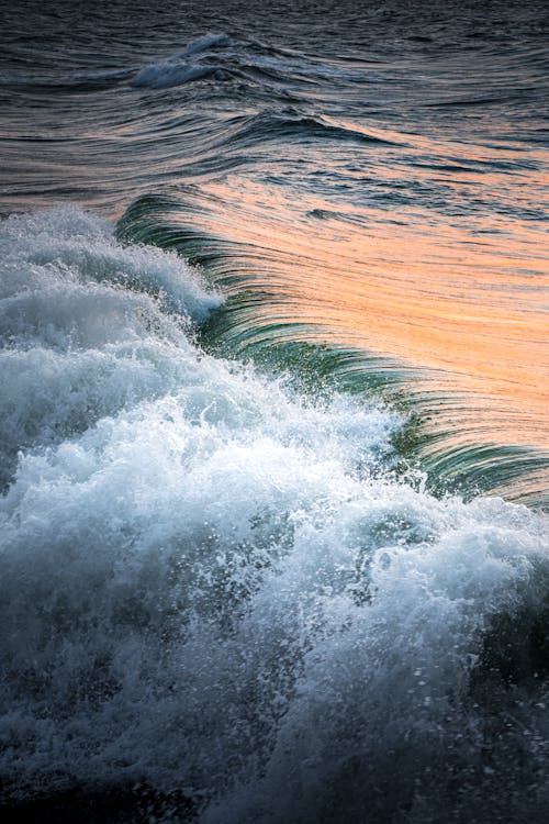 Foto de stock gratuita sobre de cerca, fondo de pantalla, grandes olas,  mar, salpicaduras, tiro vertical, vista del mar