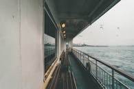 渡轮在宁静的海上航行，海鸥飞翔，海岸景色静谧宜人