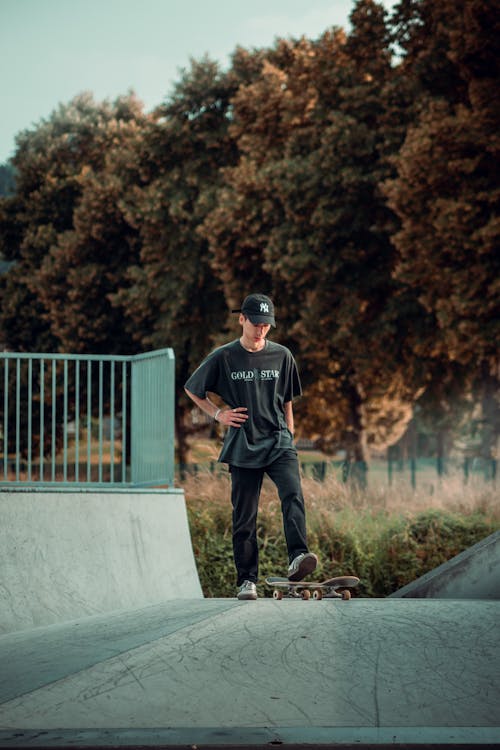 Gratis Foto stok gratis bermain skateboard, kaos hitam, laki-laki Foto Stok