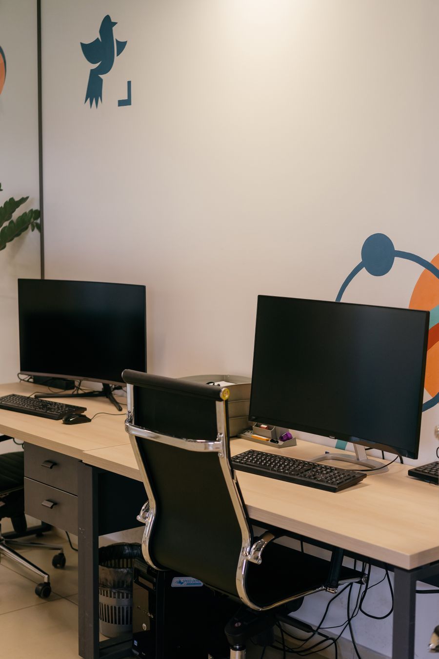 Ilmix office workspace with desks, monitors and office chairs