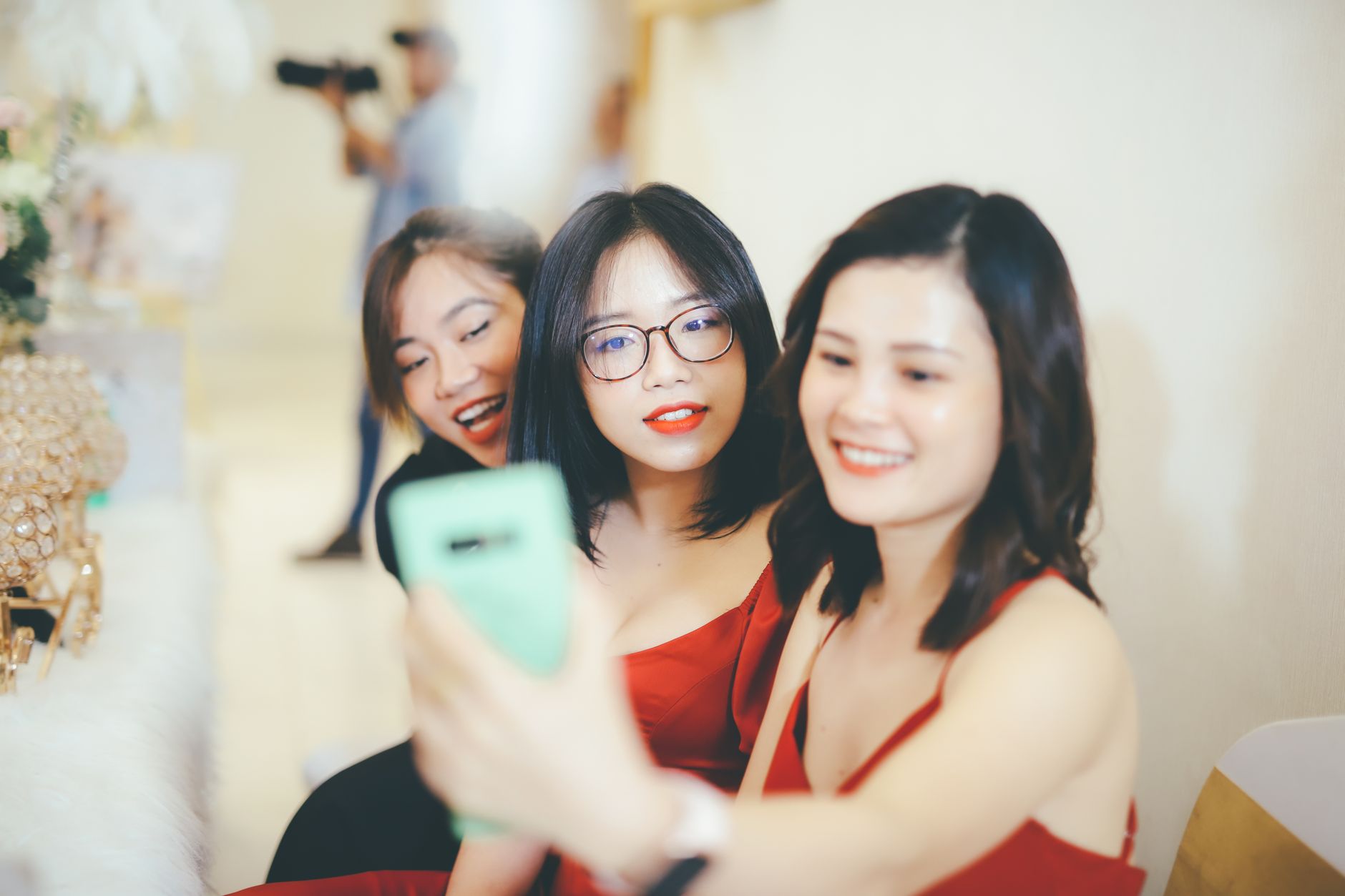 Dành thời gian bên bạn bè và người thân giúp tái tạo năng lượng tích cực.