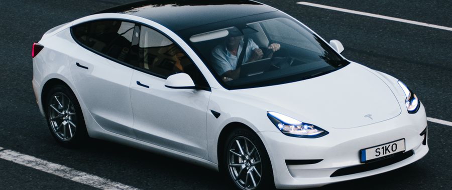 Tesla Model 3 sur autoroute