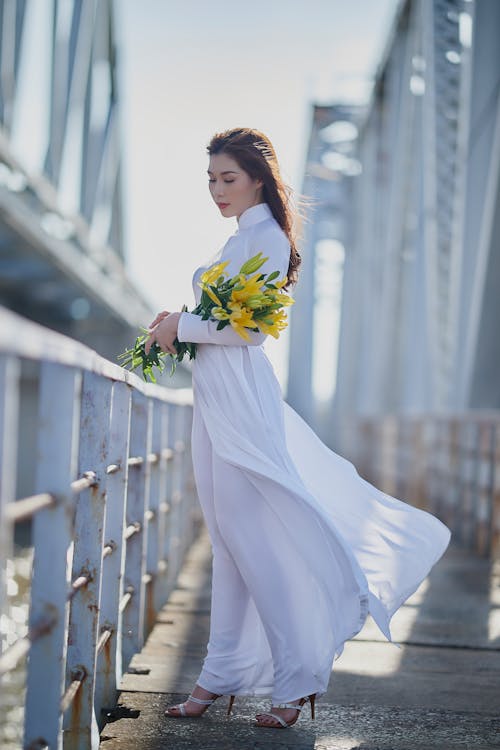 Gratis arkivbilde med ao dai, asiatisk kvinne, blomster