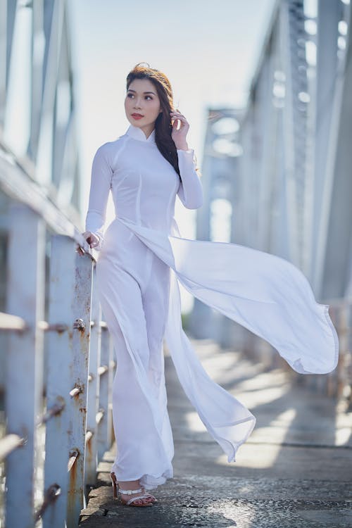 Kobieta W Ao Dai Pozuje Na Moście