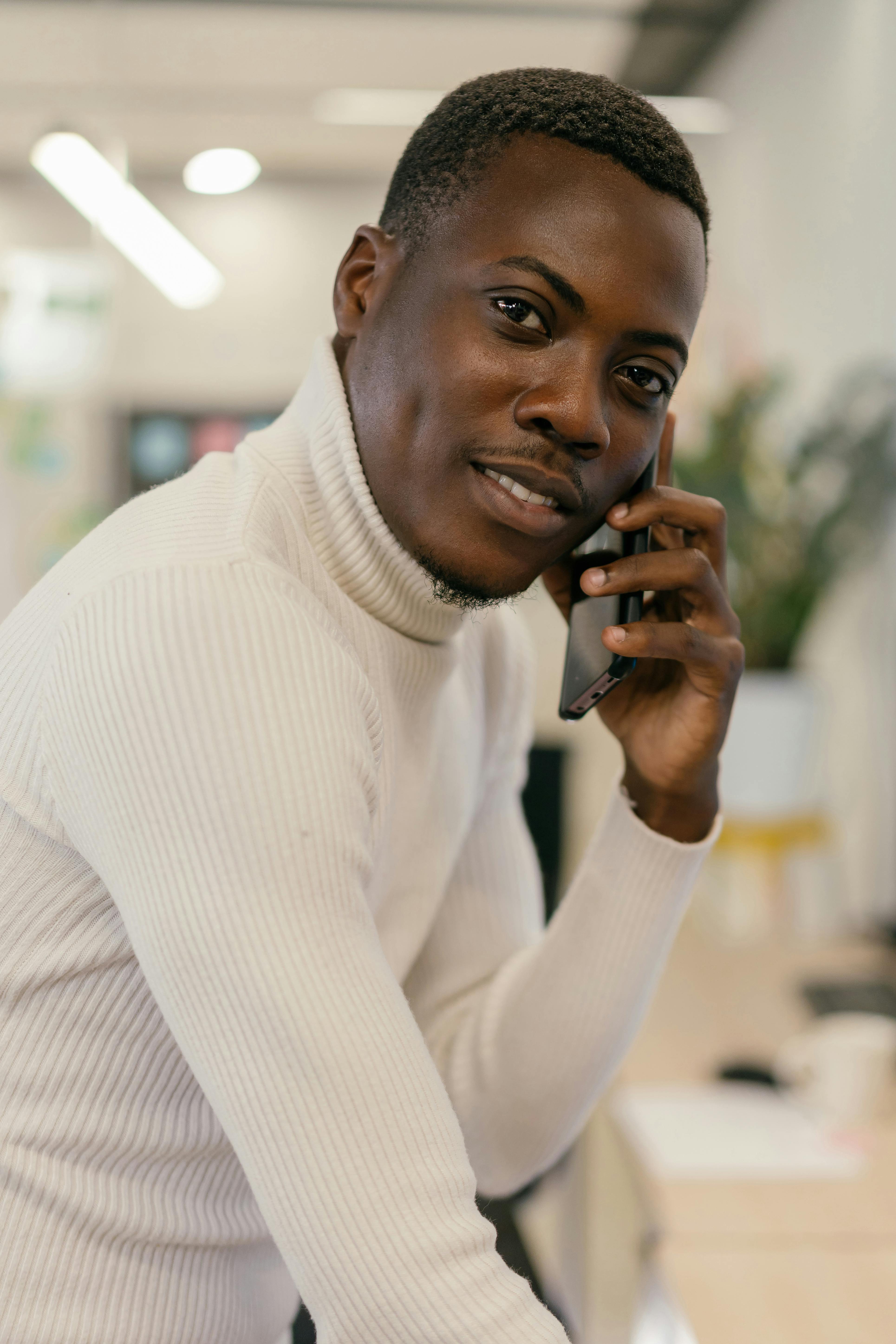Ilmainen kuvapankkikuva tunnisteilla # sisätiloissa, afro hairstyle, afroamerikkalainen mies Kuvapankkikuva