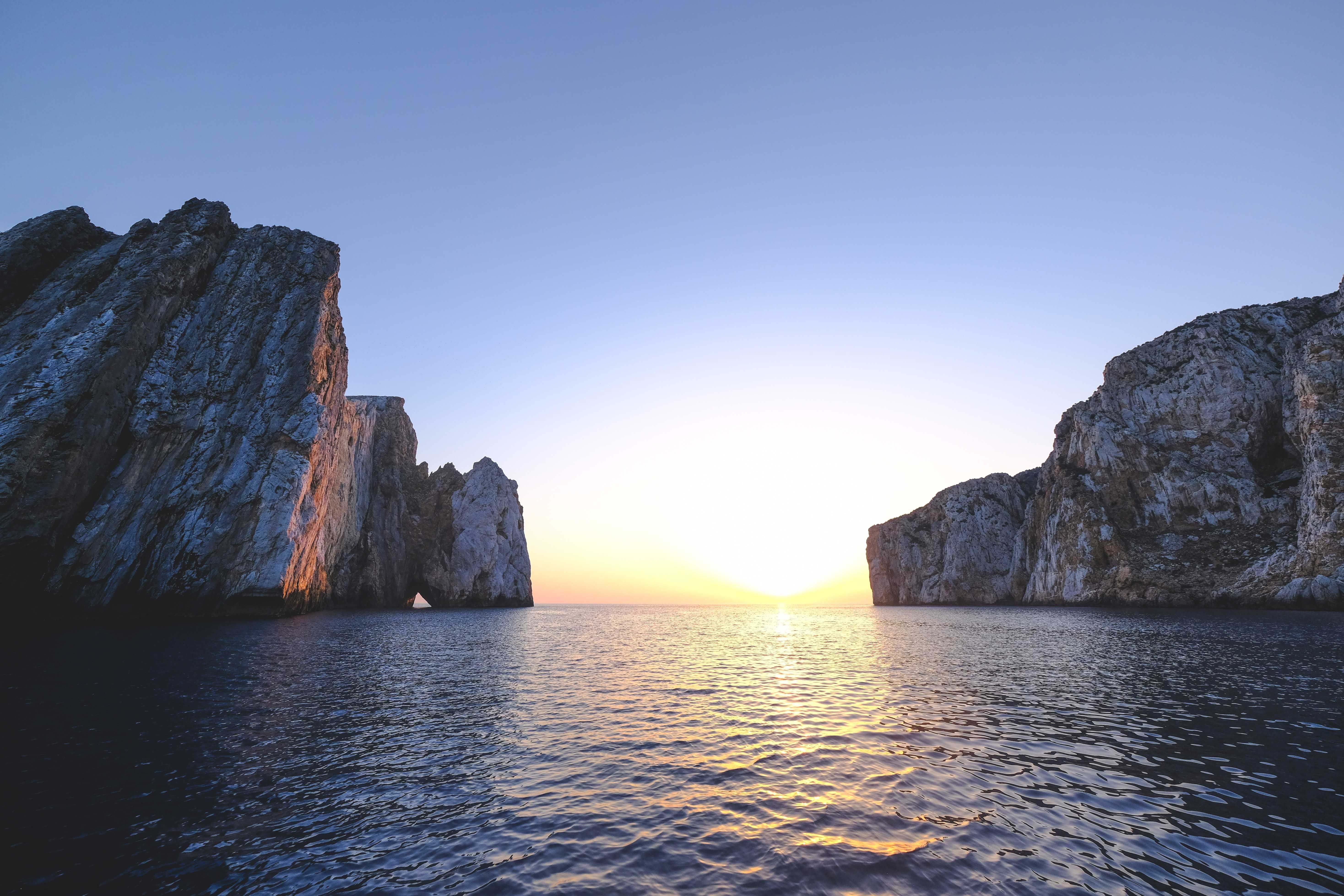 Rocks in the Sea with the View of the Horizon · Free Stock Photo