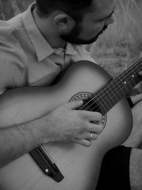Ingyenes stockfotó akusztikus gitár, fekete-fehér, Férfi témában