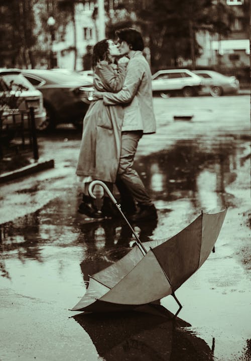 Free A Romantic Couple Kissing in the Rain Stock Photo
