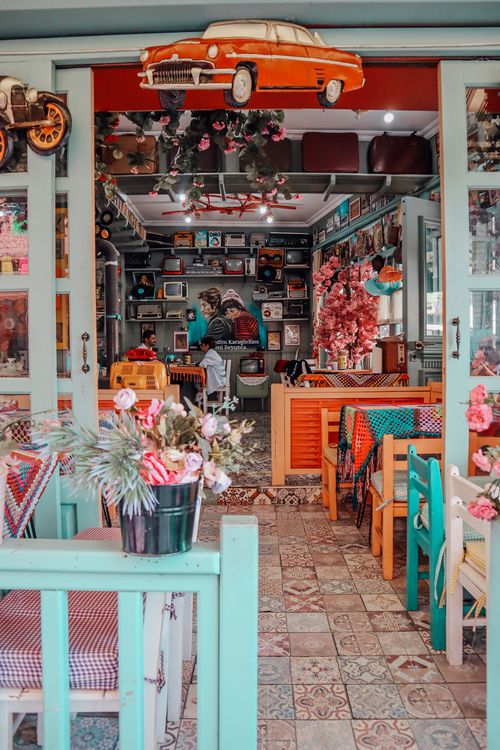 Coffee Shop with Vintage Interior Design · Free Stock Photo