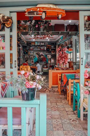 Cafenea cu design vintage și atmosferă caldă