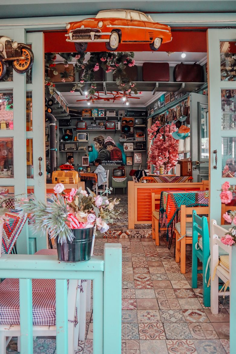 Baruri ruină Budapesta — interior vintage cu decorațiuni eclectice