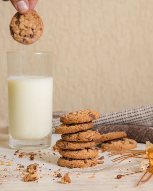 Photos gratuites de aliments, biscuits aux pépites de chocolat, boire