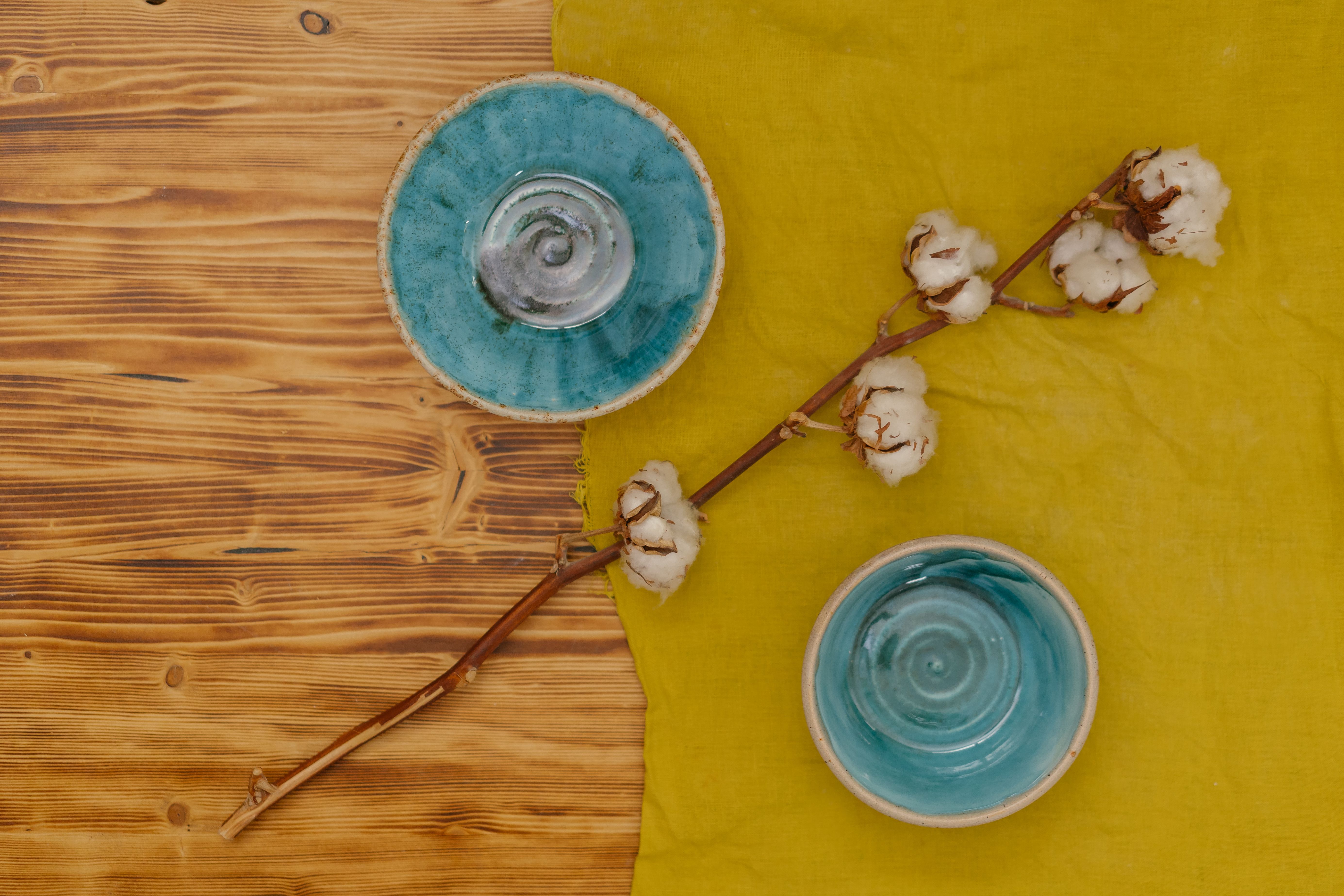 Piatto in ceramica artigianale con composizione minimalista