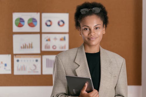 Gratis stockfoto met Afro-Amerikaanse vrouw, blazer, bril