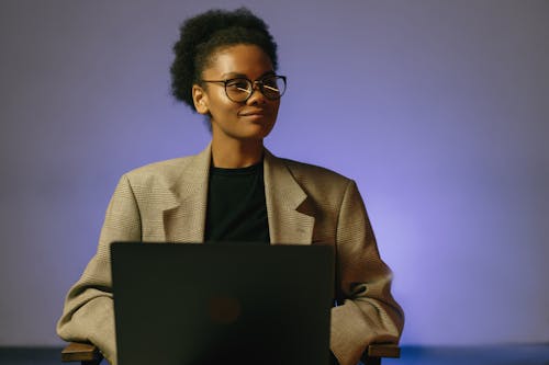 Gratis lagerfoto af afroamerikansk kvinde, bærbar computer, blazer