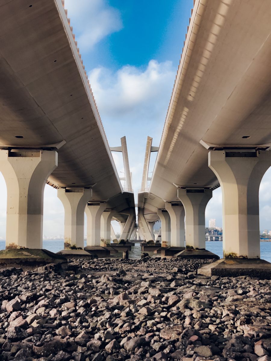 Ponte de concreto com pilares simétricos sobre curso d'água
