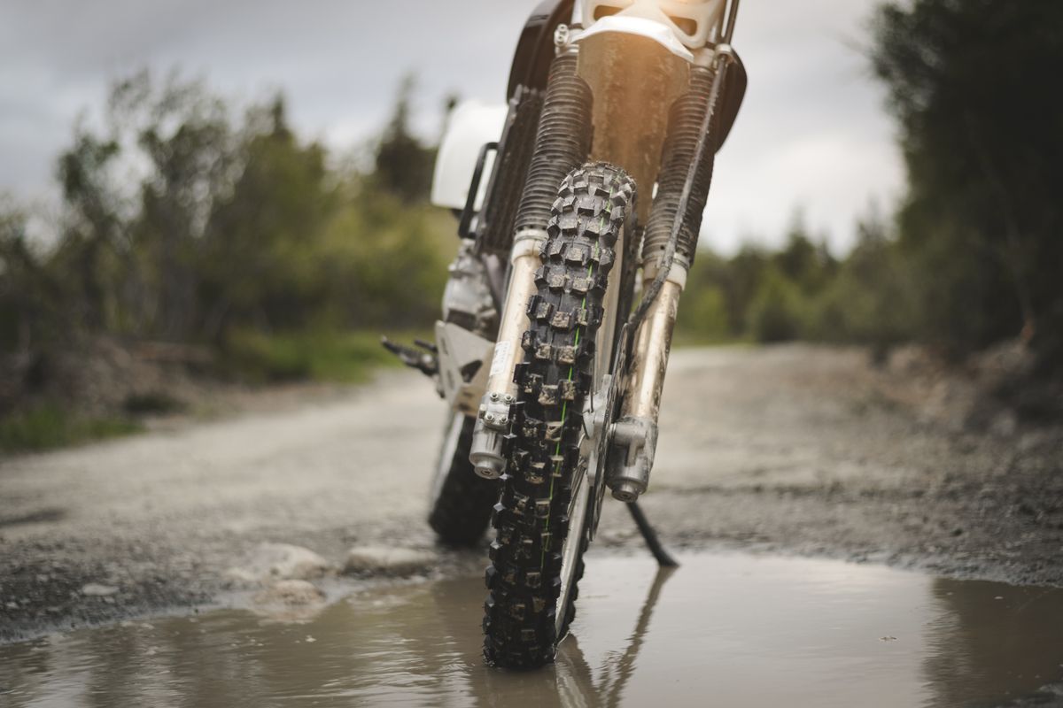Hivernage moto : batterie, pneus et checklist - Batterie moto : les bons gestes pour éviter la panne