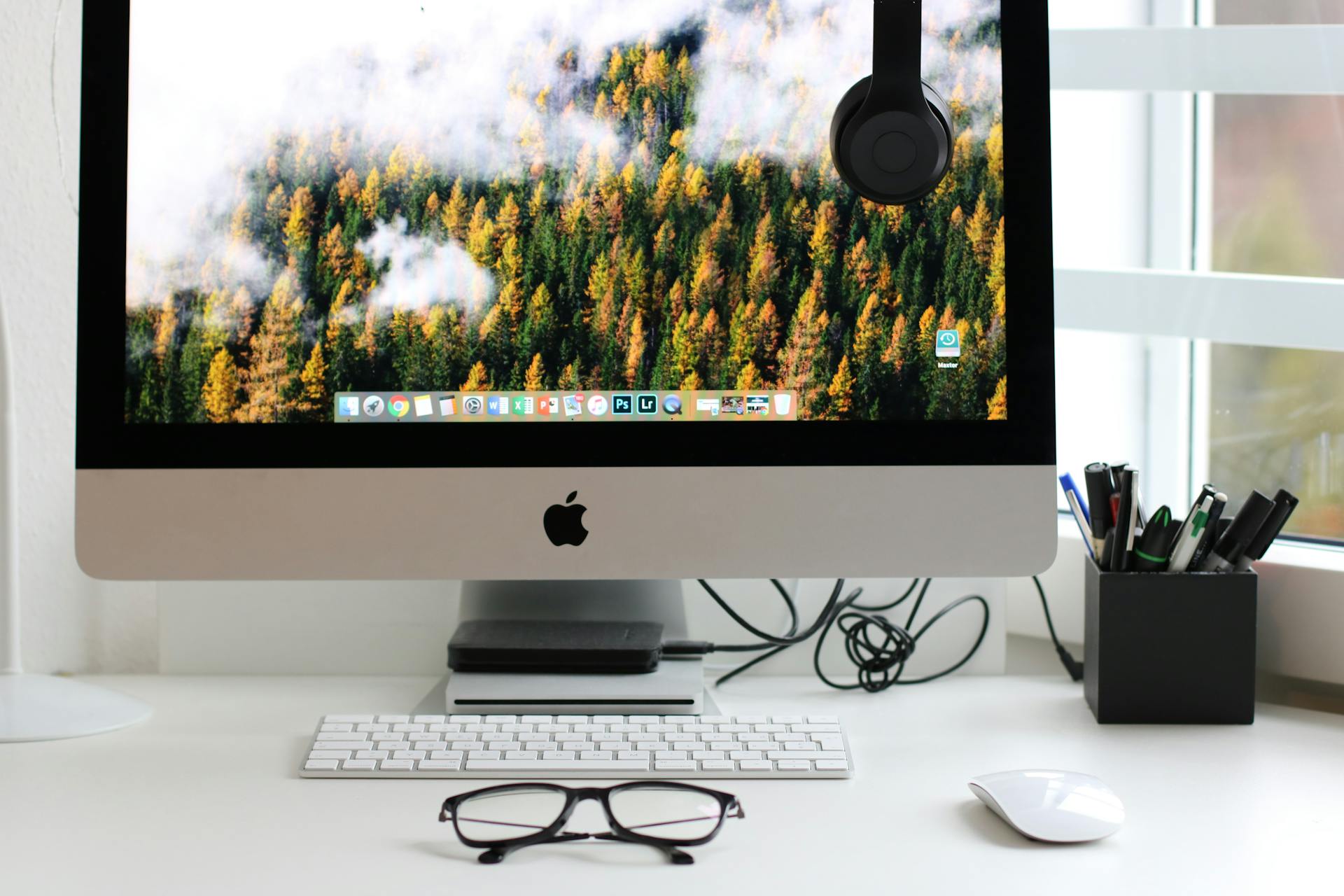 Turned on Silver Imac With Might Mouse and Keyboard