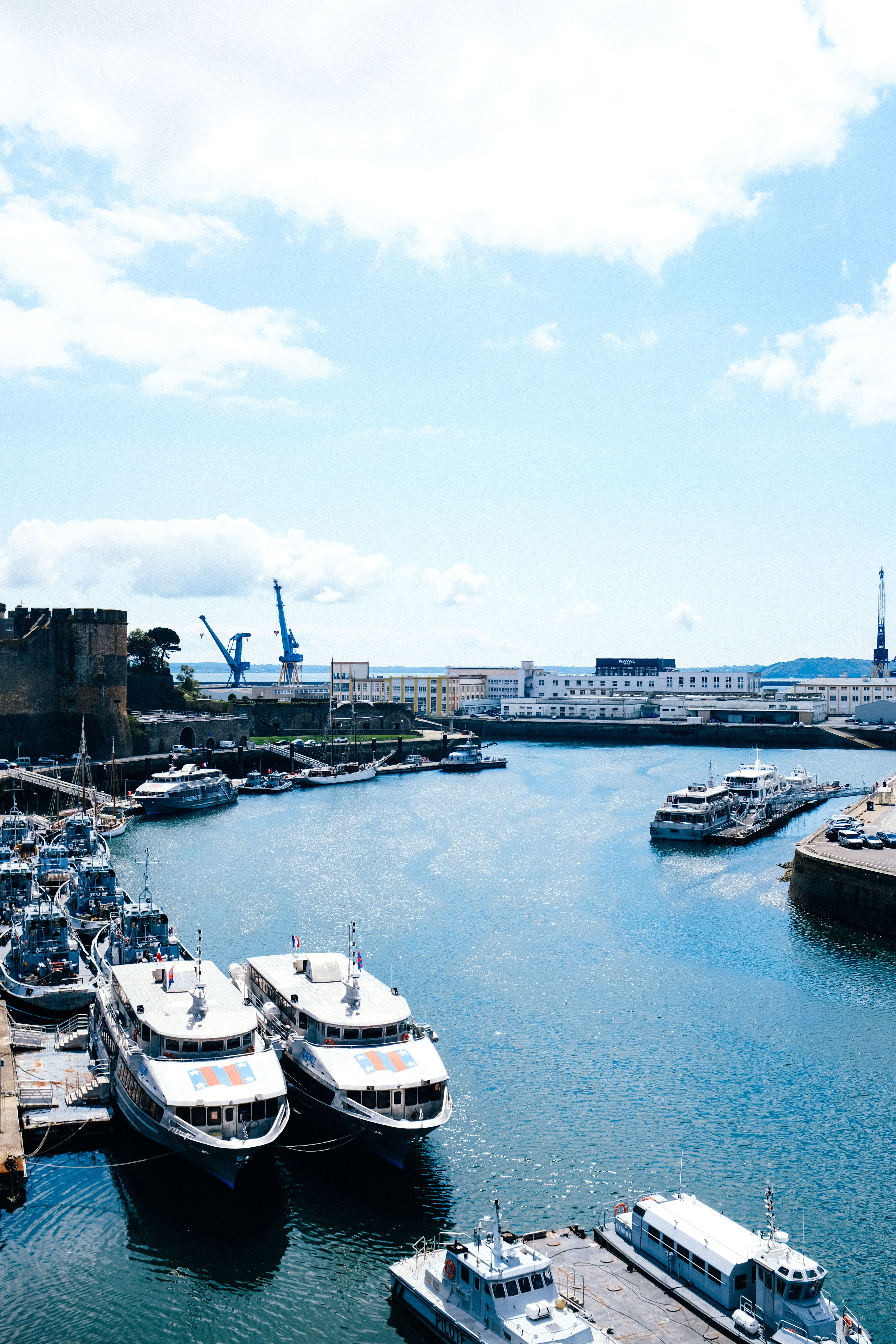 Sortie bateau vers Balades cotieres depuis Brest, ideale pour bateau a moteur, voilier ou catamaran selon votre programme