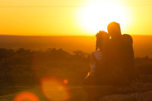Foto stok gratis fotografi pernikahan, matahari sore, pasangan berpelukan