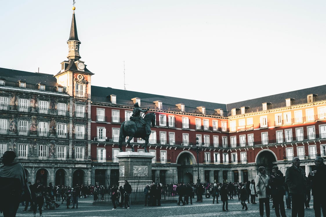 Gente Reunida Cerca De La Plaza