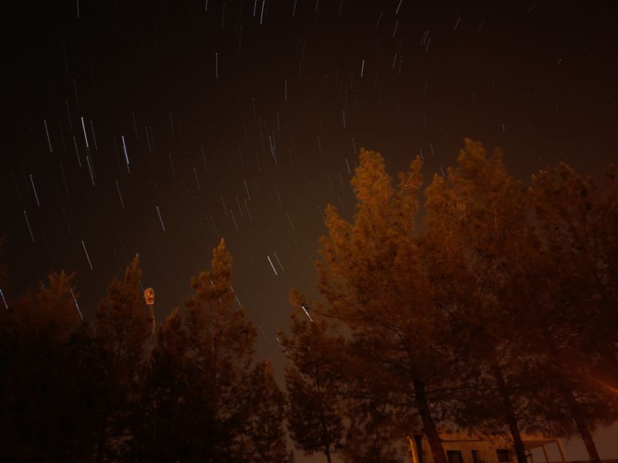 Astrofotografia de paisagem noturna com Via Láctea usando abertura máxima f/1.8