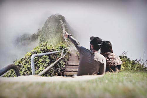 Pareja disfrutando vista en montaña neblinosa