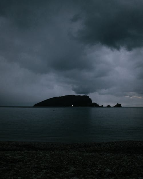 Foto profissional grátis de água, escala de cinza, escuro
