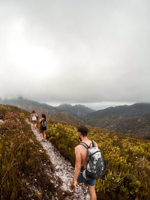 男人和女人在山里徒步旅行