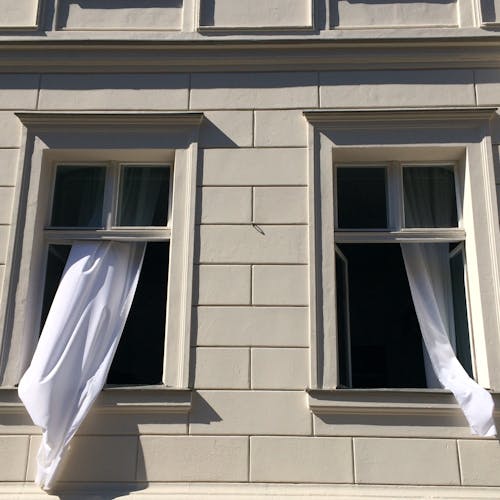 Geöffnete Fenster Mit Weißen Vorhängen