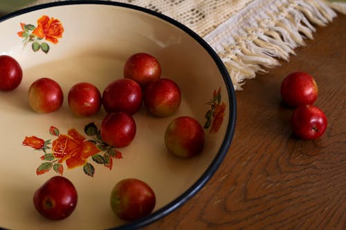 Darmowe zdjęcie z galerii z ceramiczna miska, drewniana powierzchnia, owoce