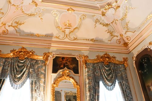 Free Opulent room showcasing exquisite classical architecture with ornate details and lavish decoration. Stock Photo