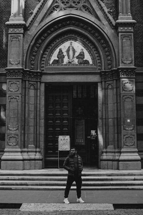 Foto d'estoc gratuïta de arquitectura gòtica, blanc i negre, catedral
