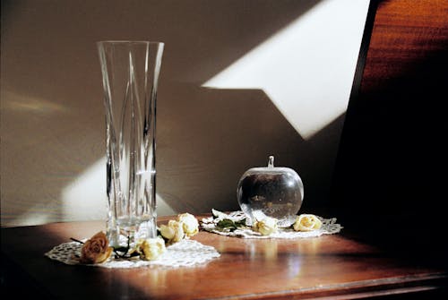 Fotobanka s bezplatnými fotkami na tému čisté sklo, drevený stôl, elegantný