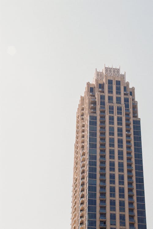 Foto d'estoc gratuïta de arquitectura, cel blanc, edifici de gran alçada