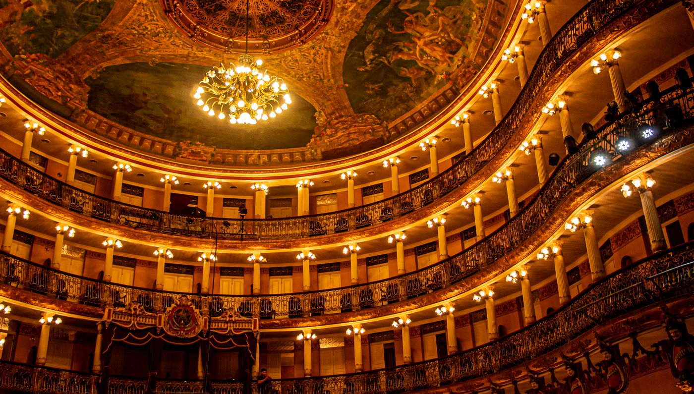 A sala, com os lustres de Murano e os frescos da cúpula